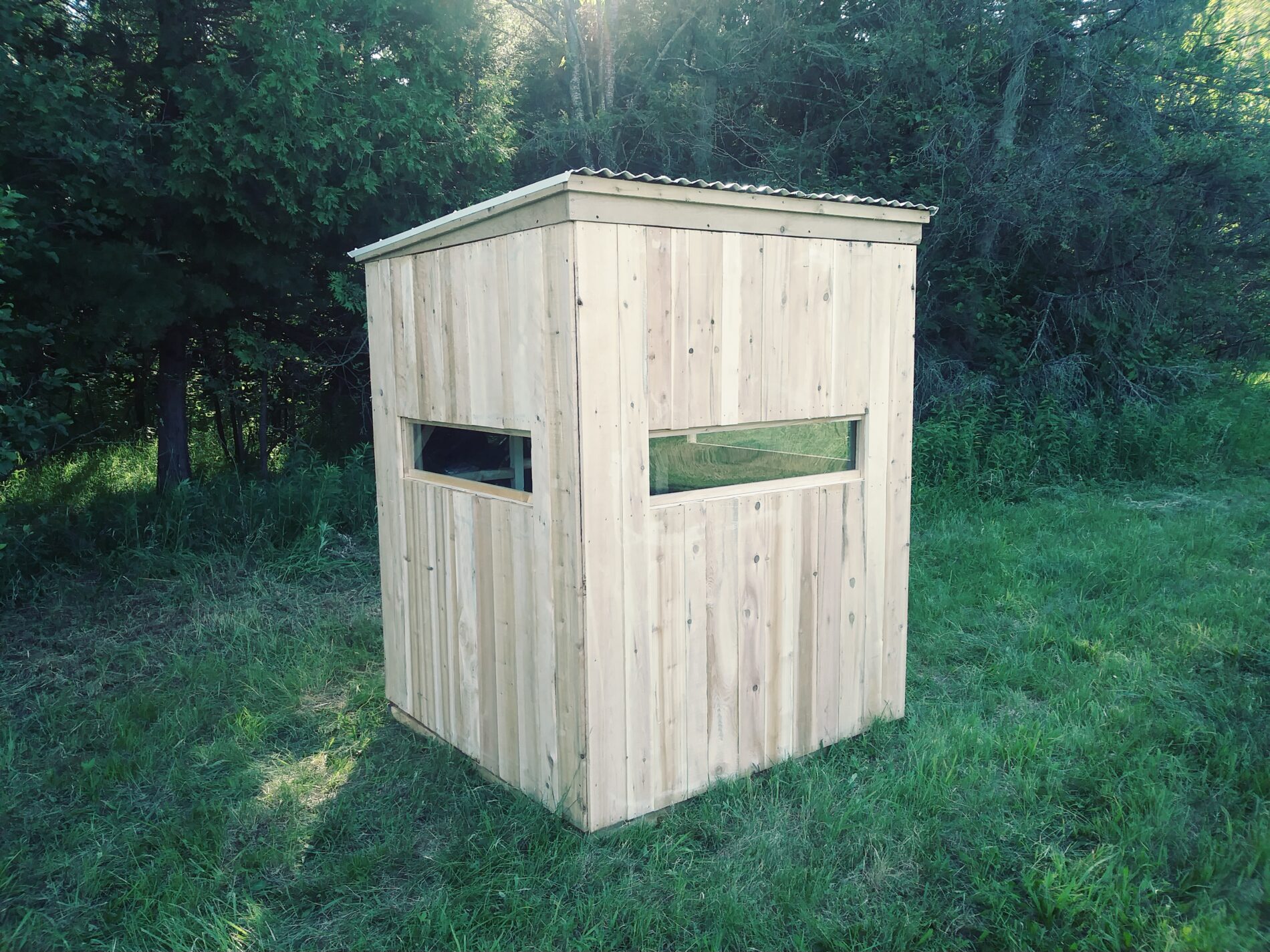 Cedar Wood Deer Blind with Hinged Window