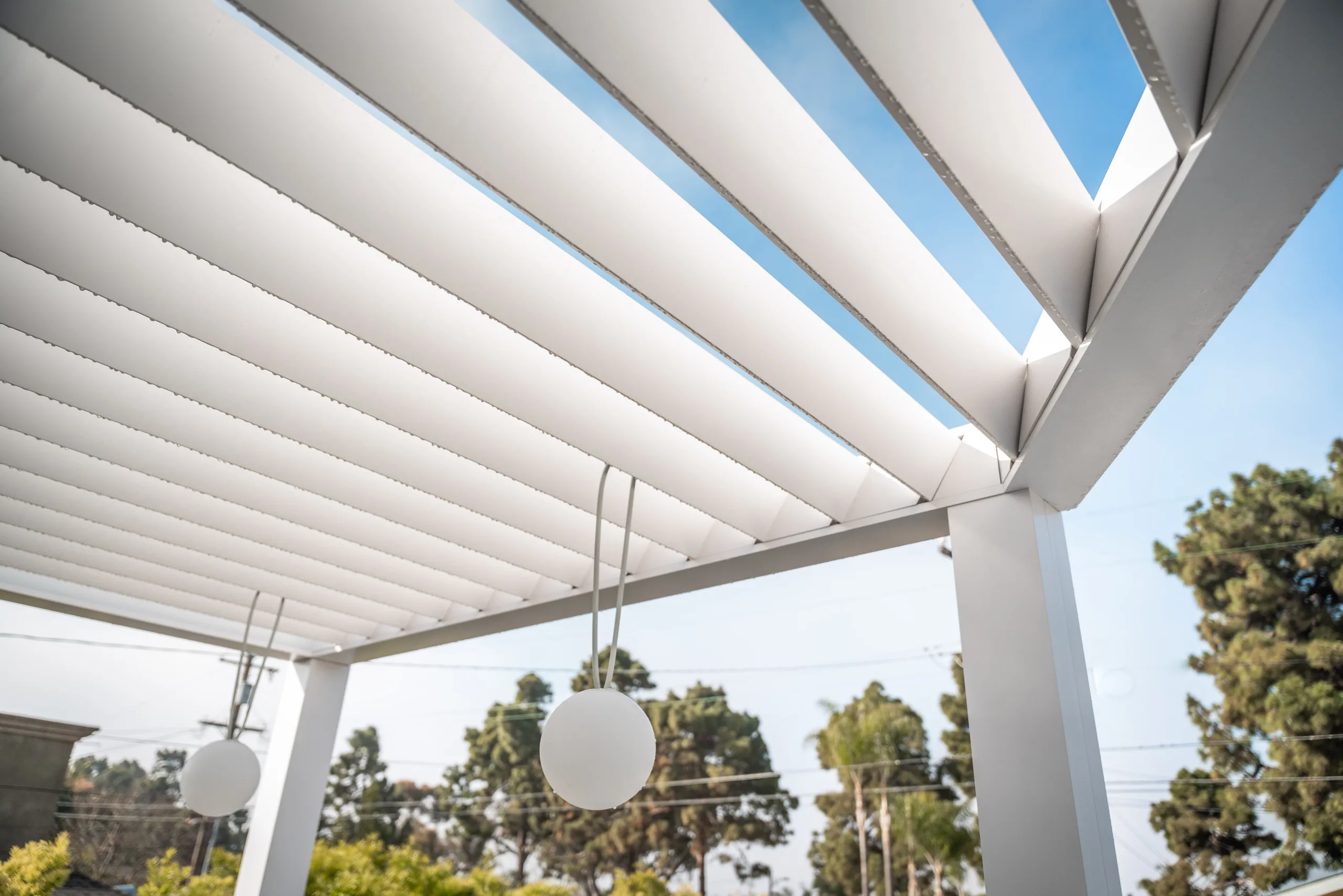 R-BREEZE™ Fixed Louvered Pergola