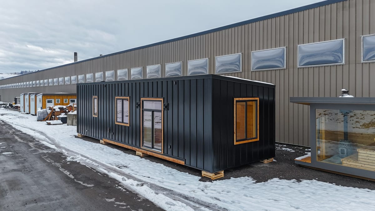 11.5' x 20' Modern Cabin thumbnail 2