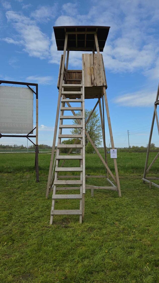 Semi-Enclosed Hunting Tower thumbnail 3