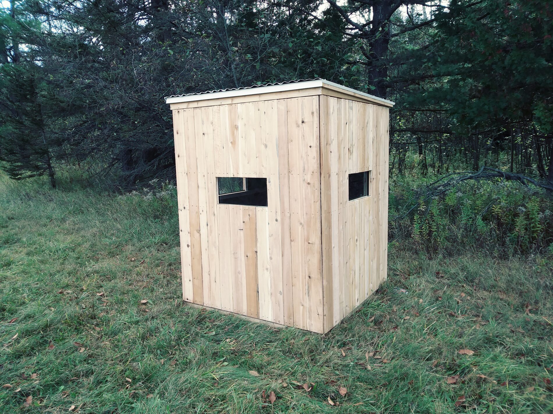 Cedar Wood Deer Blind with Slide Window
